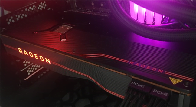 AMD Radeon RX 5700 XT este o placă video mare