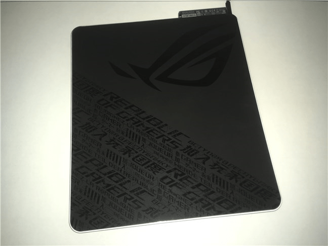 Partea inferioară a mouse pad-ului ASUS ROG Balteus Qi