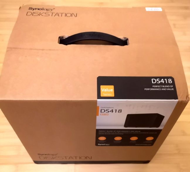 Pachetul în care vine Synology DiskStation DS418