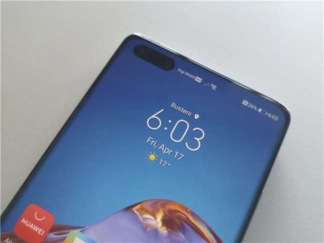 Huawei P40 Pro: camerele frontale se găsesc într-o tăietură eliptică în ecran