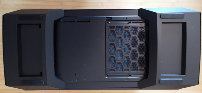 Partea dorsală a Cooler Master MasterCase MC600P