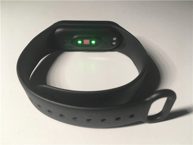 Senzorul de monitorizare a ritmului cardiac și conectorii de alimentare de pe Xiaomi Mi Smart Band 4