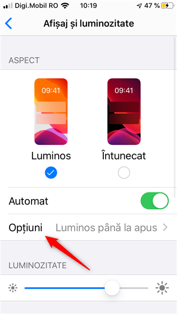 Opțiuni pentru trecerea automată între modurile Luminos și Întunecat