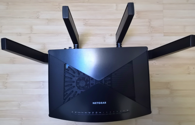 Routerul wireless Netgear Nighthawk X10 R9000