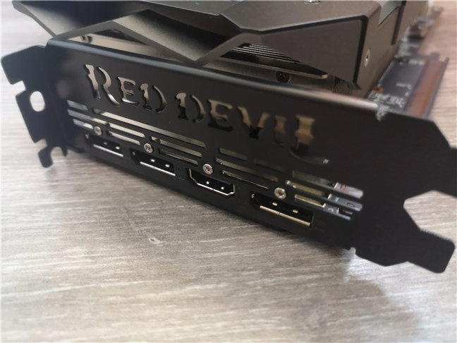 Porturile de pe PowerColor Radeon RX 5600 XT Red Devil