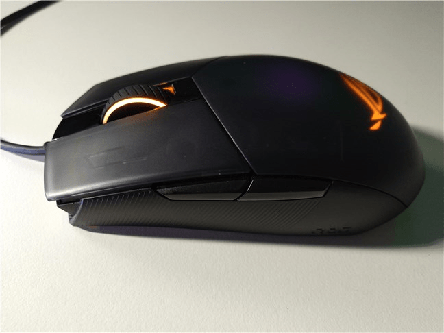 ASUS ROG Strix Impact II are două butoane laterale