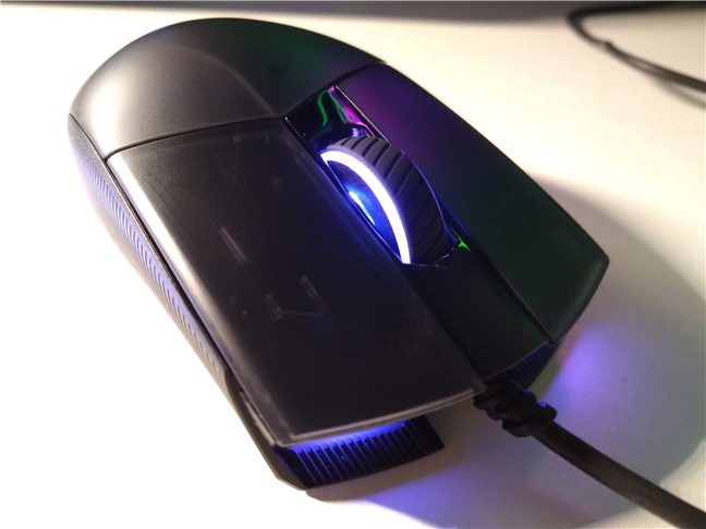 ASUS ROG Strix Impact II are două lumini RGB frontale