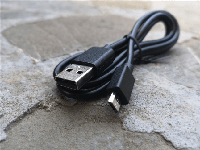 ROIDMI Nano XCQP1RM se încarcă printr-un cablu USB Type-A la micro-USB