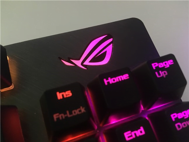 Partea superioară a ASUS ROG Strix Scope TKL Deluxe este realizată din aluminiu