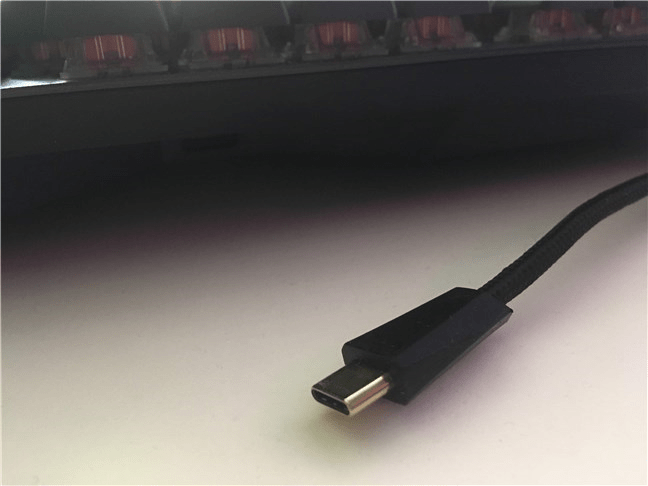 ASUS ROG Strix Scope TKL Deluxe utilizează un cablu USB Type-A la Type-C