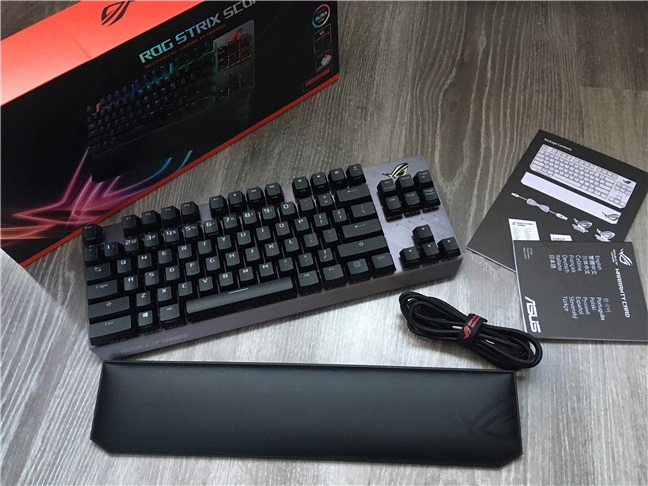 ASUS ROG Strix Scope TKL Deluxe: Ce găsești în cutie