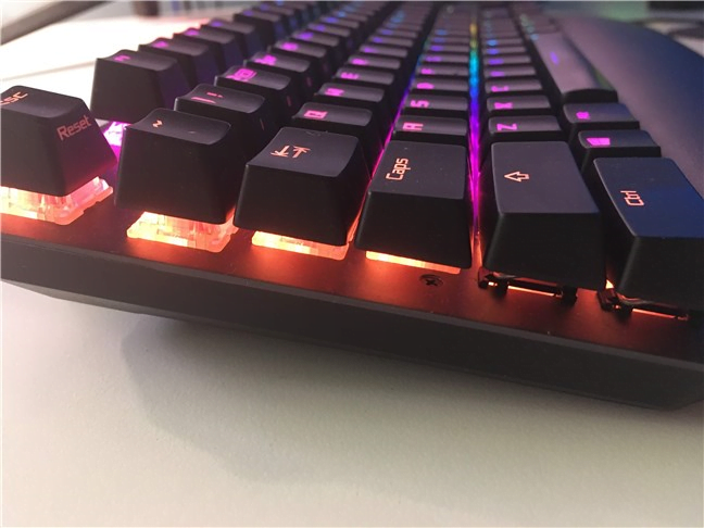 ASUS ROG Strix Scope TKL Deluxe are taste ce fac vizibile comutatoarele