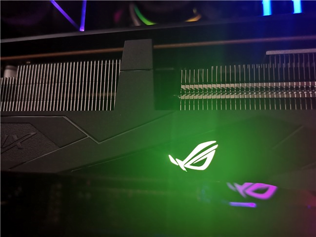 Zona cu leduri RGB de pe ASUS ROG Strix Radeon RX 5500 XT