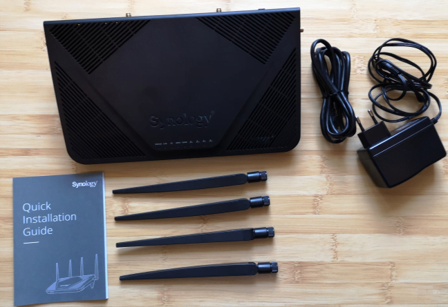 Despachetarea routerului wireless Synology RT2600ac