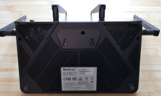 Partea de jos a routerului Synology RT2600ac