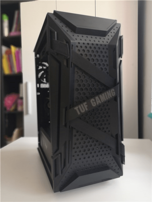 Partea frontală a carcasei de calculator ASUS TUF Gaming GT301