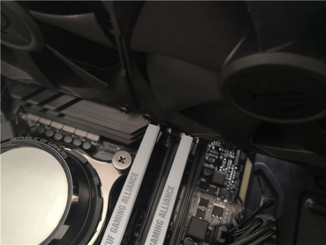 Coolerul AIO atinge modulele de RAM