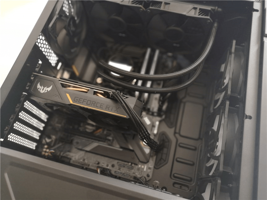 Montarea unei plăci grafice în carcasa de calculator ASUS TUF Gaming GT301