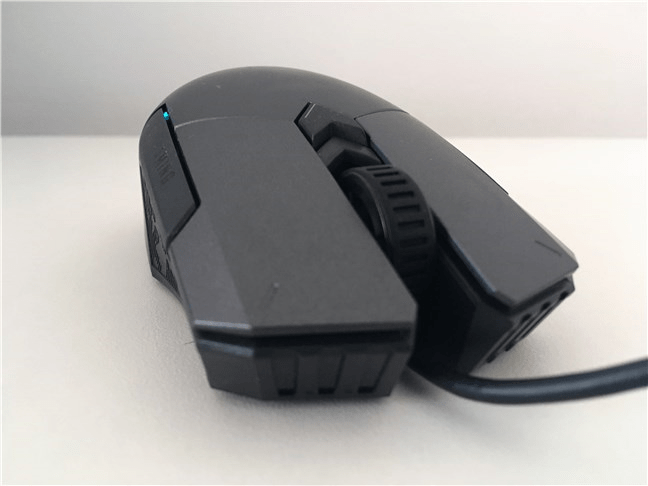 Butoanele și rotița de derulare de pe mouse-ul ASUS TUG Gaming M5