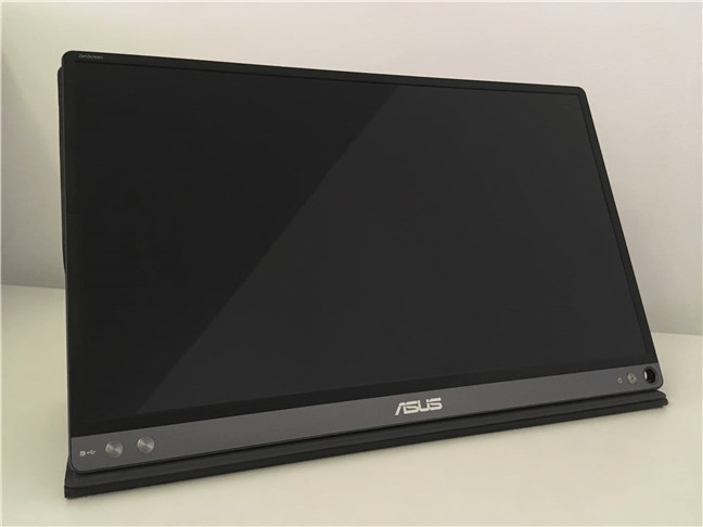 ASUS ZenScreen MB16AC așezat pe husa sa transformată în suport