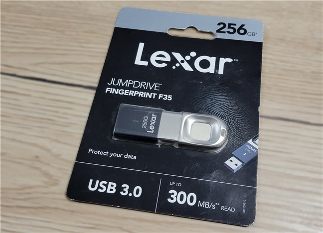 Ambalajul unitÄƒÈ›ii flash Lexar JumpDrive Fingerprint F35 USB 3.0