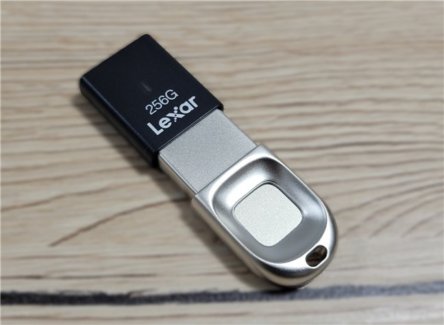 Lexar JumpDrive Fingerprint F35 este un stick USB relativ mic