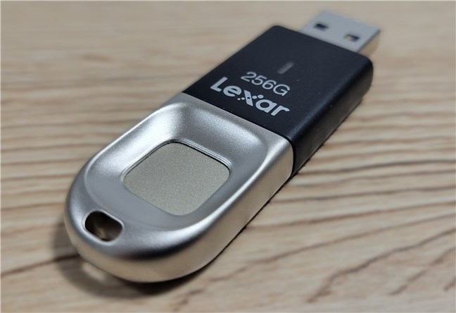 Lexar JumpDrive Fingerprint F35 este uÈ™or de transportat