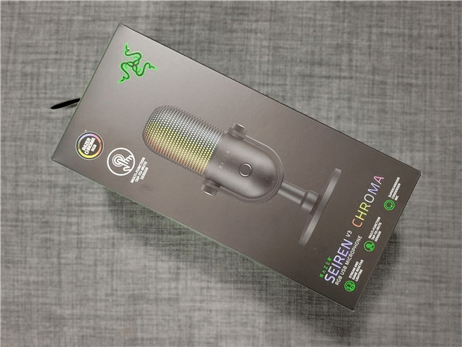 Cutia Ã®n care vine microfonul Razer Seiren V3 Chroma 