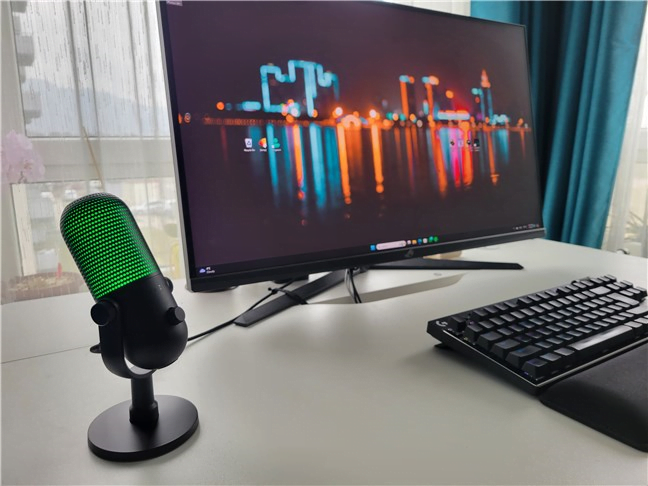 Razer Seiren V3 Chroma pe biroul meu