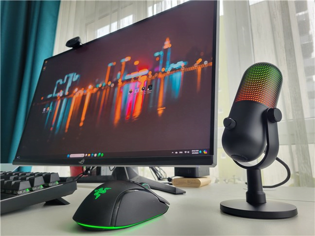 Microfonul Razer Seiren V3 Chroma este mare È™i greu