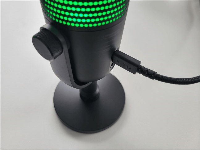 Spatele microfonului Razer Seiren V3 Chroma