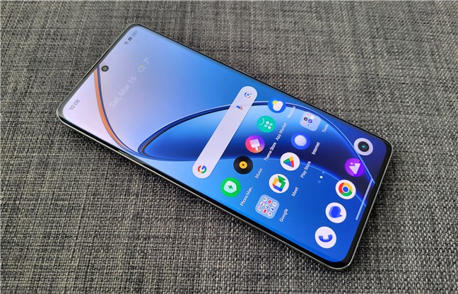 realme 12 Pro 5G are un mare ecran OLED