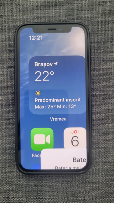 Ecranul principal al unui iPhone mÄƒrit folosind Zoom pe tot ecranul