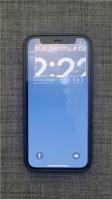 Ecranul de blocare al unui iPhone, mÄƒrit folosind Zoom Ã®n fereastrÄƒ