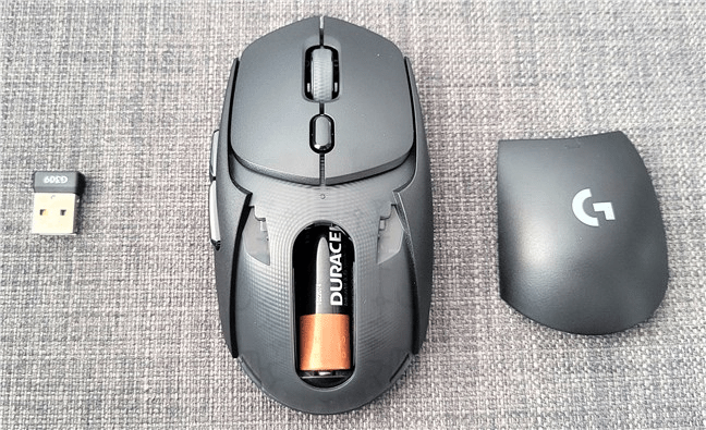 Mouse-ul poate folosi o baterie AA sau un pad POWERPLAY