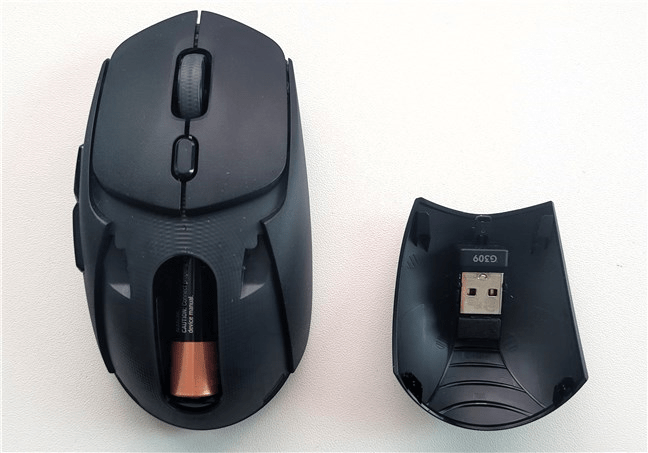 Mouse-ul are un locaÈ™ de stocare pentru dongle-ul wireless