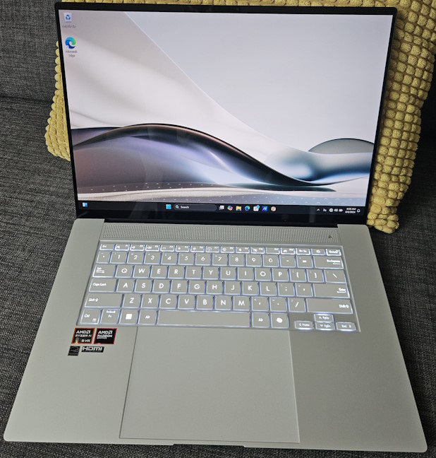 ASUS Zenbook S 16 (UM5606) poate avea un ecran tactil