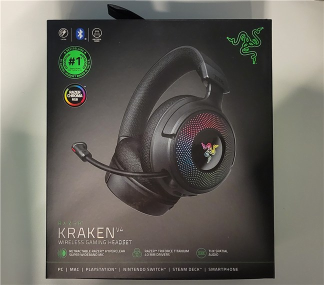 Ambalajul Razer Kraken V4 face treabÄƒ bunÄƒ Ã®n a prezenta produsul