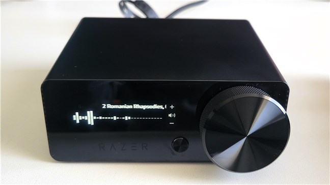 Centrul de control OLED al modelului Razer Kraken V4 Pro