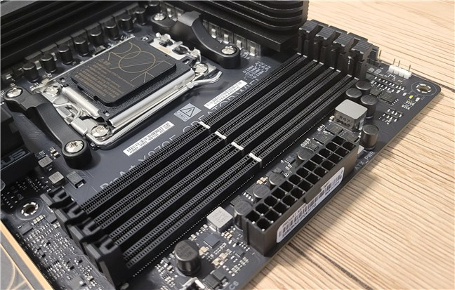 Placa este compatibilÄƒ cu memoria DDR5