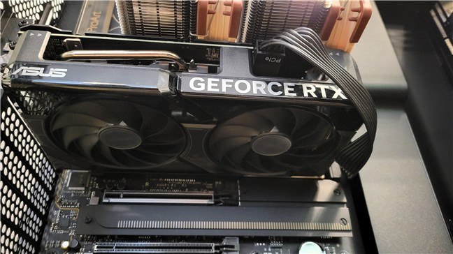 O placÄƒ video NVIDIA GeForce 4060 montatÄƒ Ã®n carcasa NZXT H7 Flow