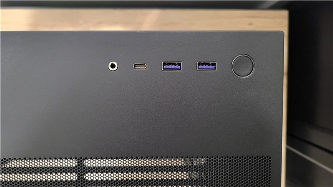 Panoul frontal (de sus) include un port USB-C de 20 Gbps