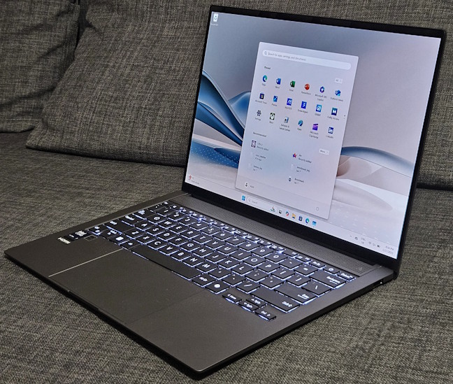 ASUS Zenbook S 14 are un ecran OLED, de 14 inci