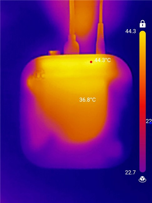 Ventilatorul (relativ zgomotos) asigurÄƒ rÄƒcirea relativÄƒ a mini PC-ului