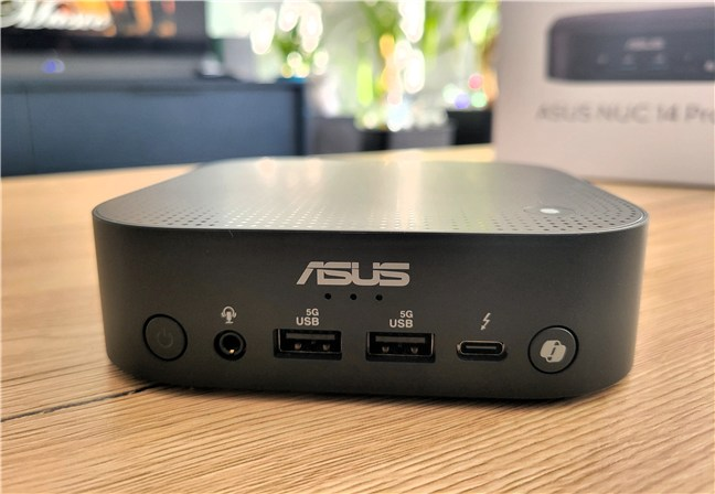 Partea din faÈ›Äƒ a lui ASUS NUC 14 Pro AI