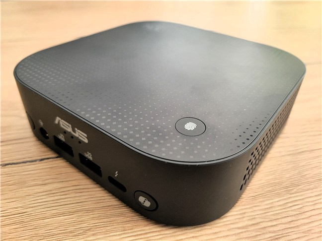 ÃŽn partea de sus, mini PC-ul are un design subtil È™i un cititor de amprentÄƒ