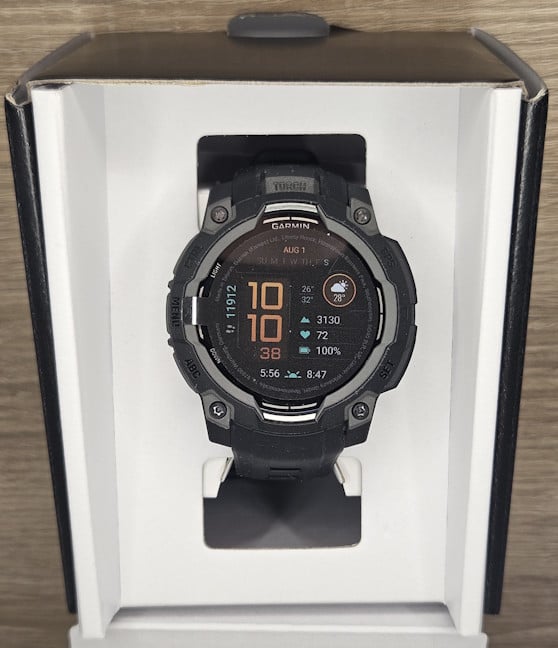 Garmin Instinct 3 este ascuns Ã®ntr-o cutie Ã®n interior