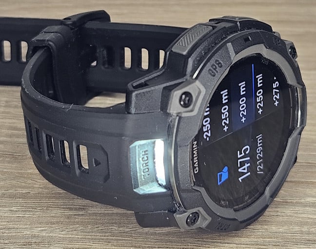 Garmin Instinct 3 include È™i o lanternÄƒ