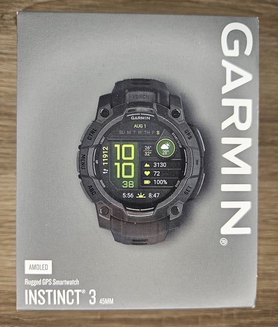 Garmin Instinct 3 soseÈ™te Ã®ntr-o cutie de carton gri