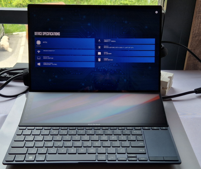 Ecranele de pe ASUS Zenbook Pro 14 Duo OLED sunt superbe